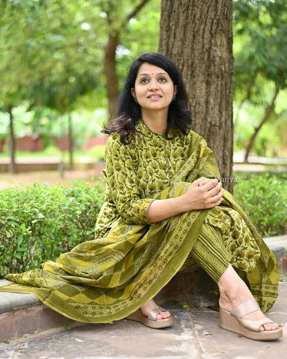 Green Kurta Pant Set with Dupatta – Stylish Ethnic Wear"